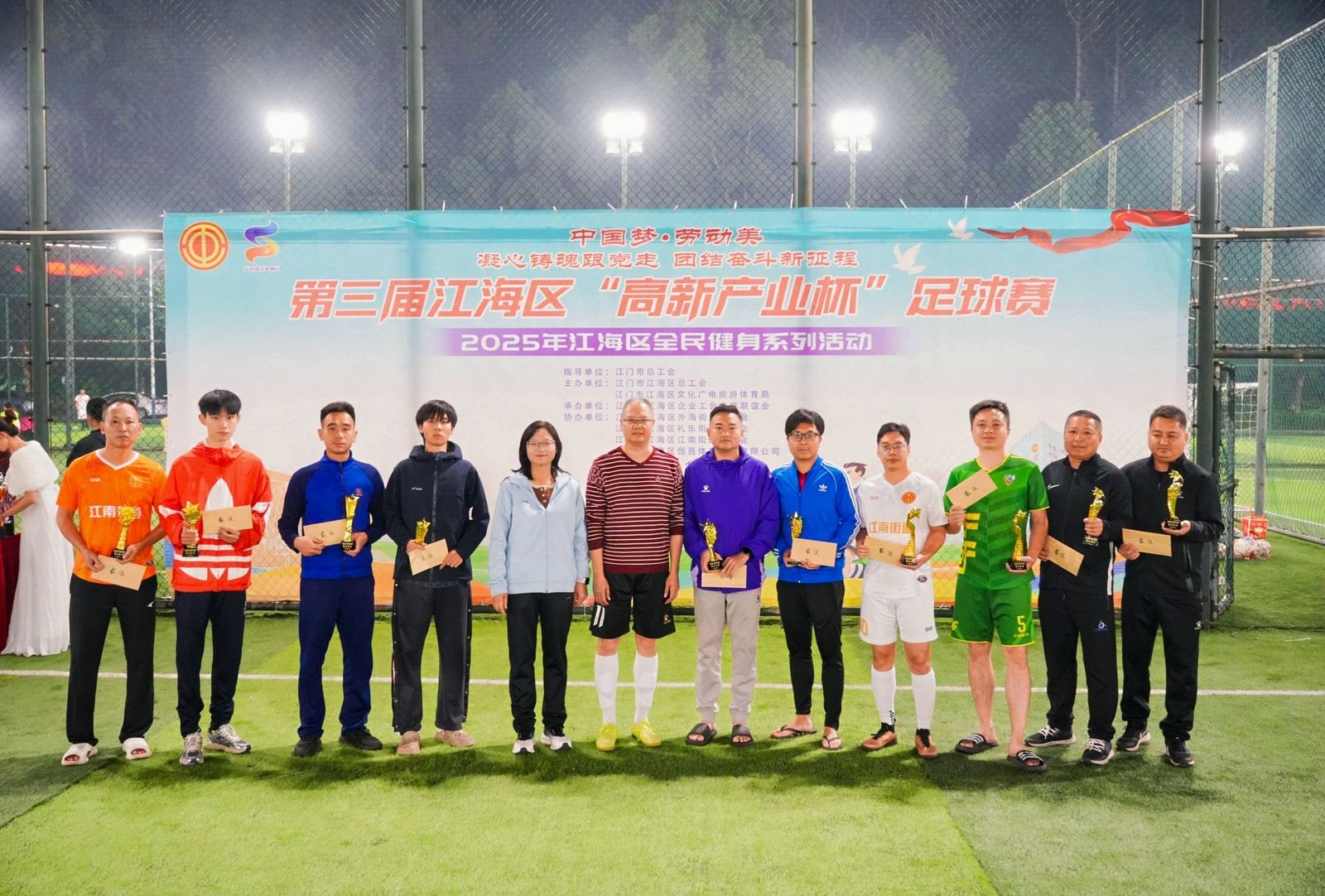 为获奖队伍颁奖 (2).jpg